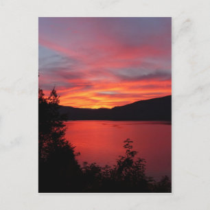 Carte Postale Beau lever de soleil rouge sur un lac