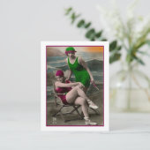 Carte Postale Beautés de bain en costumes verts et framboises (Debout devant)