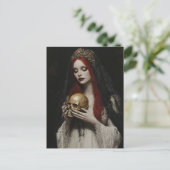 Carte Postale Beautiful Red Haired Woman With a Skull (Debout devant)