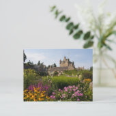 Carte Postale Beaux jardins et célèbre château dans (Debout devant)