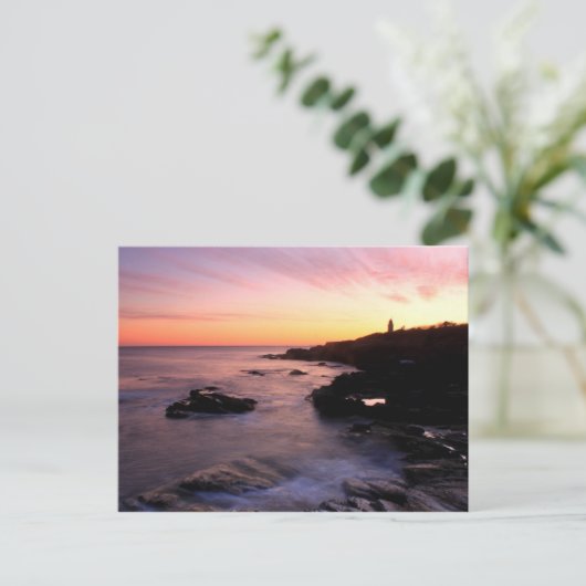 Carte Postale Beavertail Ocean Bluffs Lighthouse coucher de sole (Debout devant)