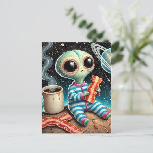 Carte Postale bébé alien mangeant du lard (Debout devant)