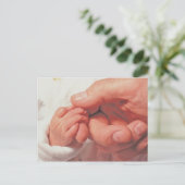 Carte Postale bébé aux mains du père (Debout devant)