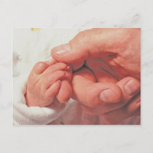 Carte Postale bébé aux mains du père