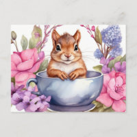 Bébé écureuil dans la tasse de thé avec des fleurs