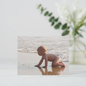 Carte Postale Bébé jouant dans le sable sur la plage (Debout devant)
