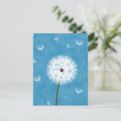 Carte Postale Bébé mignon assis sur un pissenlit (Debout devant)