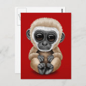 Carte Postale Bébé mignon et curieux Gibbon en rouge (Devant / Derrière)