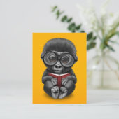 Carte Postale Bébé mignon Gorilla Lire un livre sur Jaune (Debout devant)