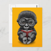Carte Postale Bébé mignon Gorilla Lire un livre sur Jaune (Devant / Derrière)