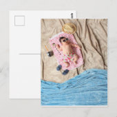 Carte Postale Bébé mignon se relaxant à la plage (Devant / Derrière)