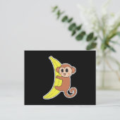 Carte Postale bébé singe mignon sur une banane (Debout devant)