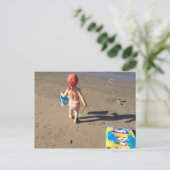 Carte Postale Bébé sur la plage (Debout devant)