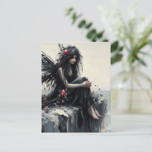 Carte Postale Belle Fée assise sur une falaise en noir (Debout devant)