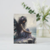 Carte Postale Belle Fée Assise sur une Falaise Portant du Violet (Debout devant)