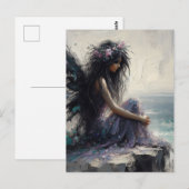 Carte Postale Belle Fée Assise sur une Falaise Portant du Violet (Devant / Derrière)