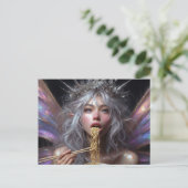 Carte Postale Belle Fée mangeant quelques nouilles (Debout devant)