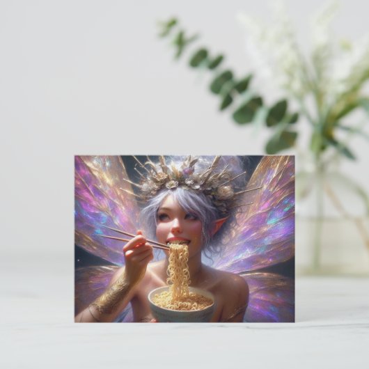 Carte Postale Belle Fée mangeant quelques nouilles (Debout devant)