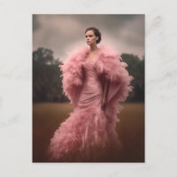 Belle femme dans une robe en plumes roses dans un