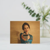 Carte Postale Belle Femme tenant une télécommande (Debout devant)