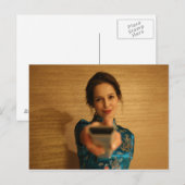 Carte Postale Belle Femme tenant une télécommande (Devant / Derrière)