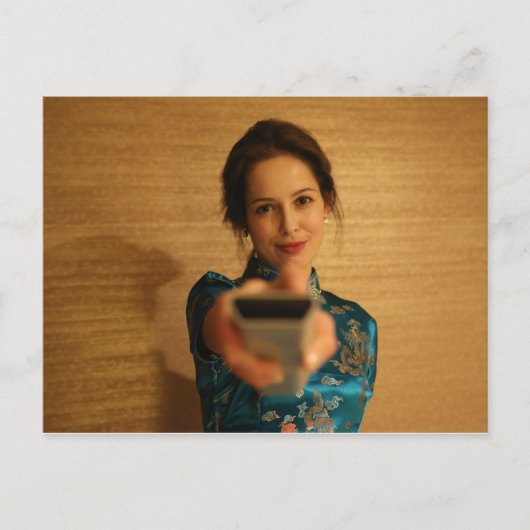 Carte Postale Belle Femme tenant une télécommande (Devant)