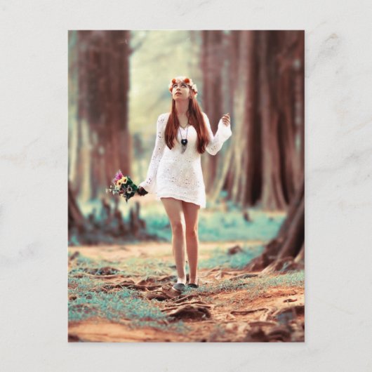 Carte Postale Belle fille hippie dans la forêt (Devant)