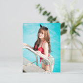 Carte Postale Belle fille japonaise à la piscine (Debout devant)