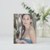 Carte Postale Belle jeune femme enveloppée en serviette et (Debout devant)