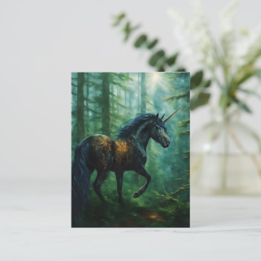 Carte Postale Belle licorne noire dans une forêt (Debout devant)