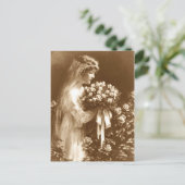 Carte Postale Belle mariée avec un bouquet de rose (Debout devant)