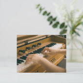 Carte Postale Belle Piano (Debout devant)