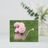 Carte Postale Belles pivoines dans une canette d'arrosage (Debout devant)