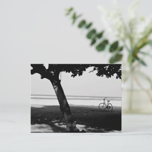 Carte Postale Bicyle sur une plage (Debout devant)