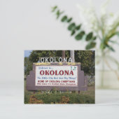 CARTE POSTALE BIENVENUE À OKOLONA (Debout devant)