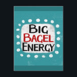 Carte postale Big Bagel Energy<br><div class="desc">"Big Bagel Energy" est un design de texte mignon en bleu avec du texte en noir et rouge,  avec une forme d'accent blanc et des points blancs à texture blanche.</div>