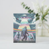 Carte Postale Bigfoot, Alien et Unicorne avec un ovni (Debout devant)