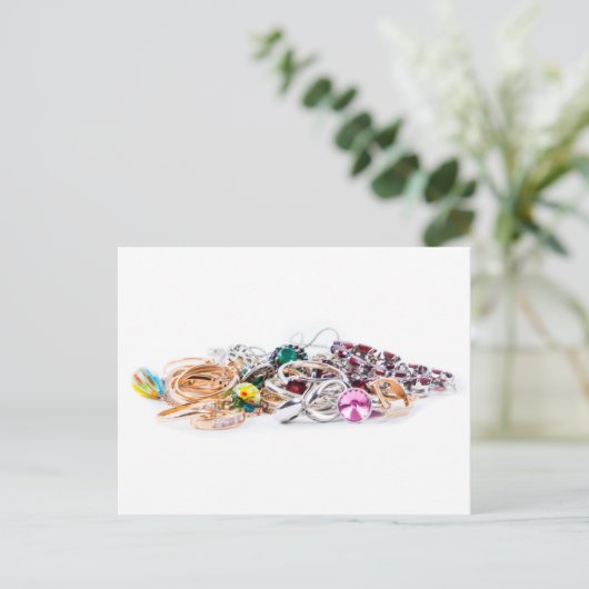 Carte Postale Bijoux en blanc (Debout devant)