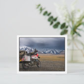 Carte Postale Biking in the Altai Mountains - Mongolia Postcard (Debout devant)
