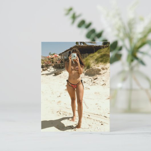 Carte Postale Bimbo de plage avec caméra (Debout devant)