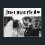 Carte Postale Black Just Marié Retro Bold Typographie<br><div class="desc">Marié ! Annoncez votre éloge ou votre mariage avec cette carte postale mariée. Il est doté d'une typographie rétro et audacieuse avec accent du coeur. Personnalisez en ajoutant vos noms, date mariage, message et photos. Cette carte mariée est parfaite pour n'importe quel thème et saison mariages. Il est disponible sous...</div>