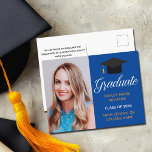 Carte Postale Bleu Gold Graduation Photo Faire-part diplômée<br><div class="desc">Une carte postale classique personnalisée de faire-part de diplôme en bleu royal et or pour un lycée,  collège,  ou université de la classe de 2023. Customisez avec votre nom d'école et la classe de fin d'études sous la belle calligraphie pour une carte postale élégante personnalisée avec votre portrait senior.</div>