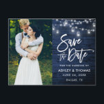 Carte Postale Bleu Jar Lumières Brosse Script Enregistrer la dat<br><div class="desc">Script de brosse moderne,  Bois bleu rustique,  Lumières à cordes avec jarres Mason,  Enregistrer la date Fiançailles Couple Photo Carte Postale</div>