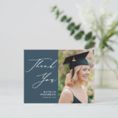 Carte Postale Bleu Poussiéreux Élégant Script Remerciement de Di (Debout devant)