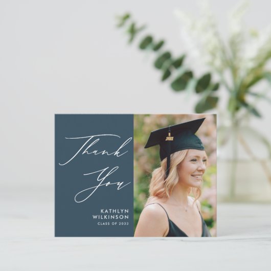 Carte Postale Bleu Poussiéreux Élégant Script Remerciement de Di (Debout devant)