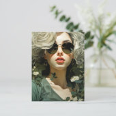 Carte Postale Blonde dans les lunettes de soleil dans les fleurs (Debout devant)