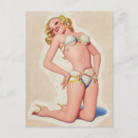 Blonde de pâte à papier dans le Pinup Bikini