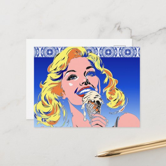 Carte Postale Blonde mangeant une glace dans un style Pop Art co (Devant/Arrière en situation)