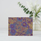 Carte Postale Blue flowers against leaf camouflage (Debout devant)