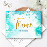 Carte Postale B'nai Mitzvah Gold Turquoise Merci d'aquarelle<br><div class="desc">Assurez-vous que votre B’nai Mitzvahs préféré exprime leur reconnaissance à tous ceux qui ont soutenu leur événement marquant! Envoyez cette carte postale étonnante, moderne et personnalisée. Un arrière - plan d'aquarelle bleu turquoise est superposé par un script de calligraphie à fausse feuille d'or brillant et des points de confettis bleus....</div>